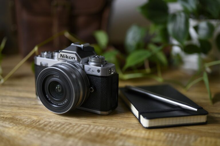 Nikon Z fc mirrorless DX vintage con ghiere fisiche recensione 2026