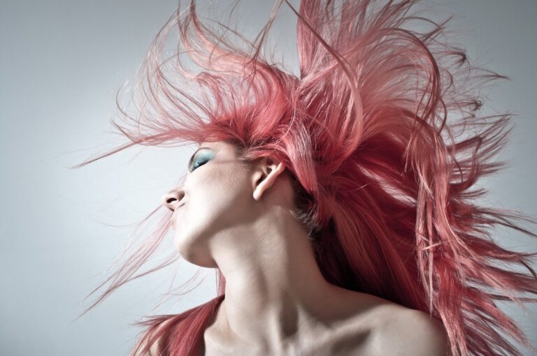 Ritratto creativo per fotografia di moda con capelli rosa