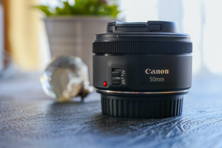 Fotografo che usa un obiettivo 50mm fisso per ritratto