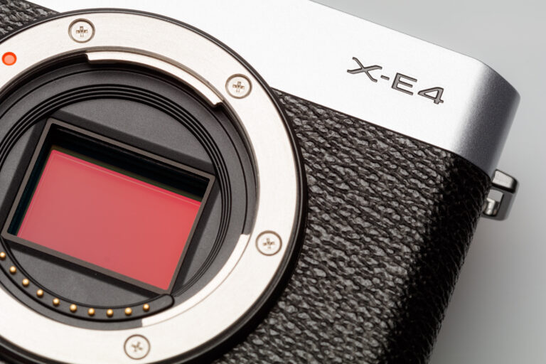 Fujifilm X-E4 mirrorless APS-C compatta