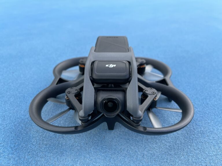 DJI Avata drone FPV cinewhoop visto dall'alto