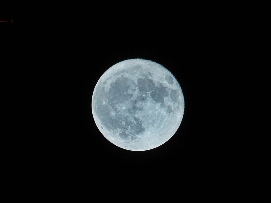 Luna nel cielo notturno fotografata con smartphone