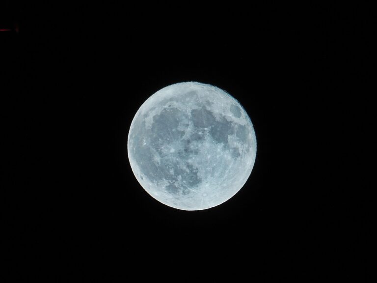 Luna nel cielo notturno fotografata con smartphone