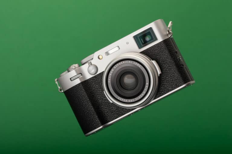 Fujifilm X100VI compatta premium con sensore APS-C da 40 megapixel