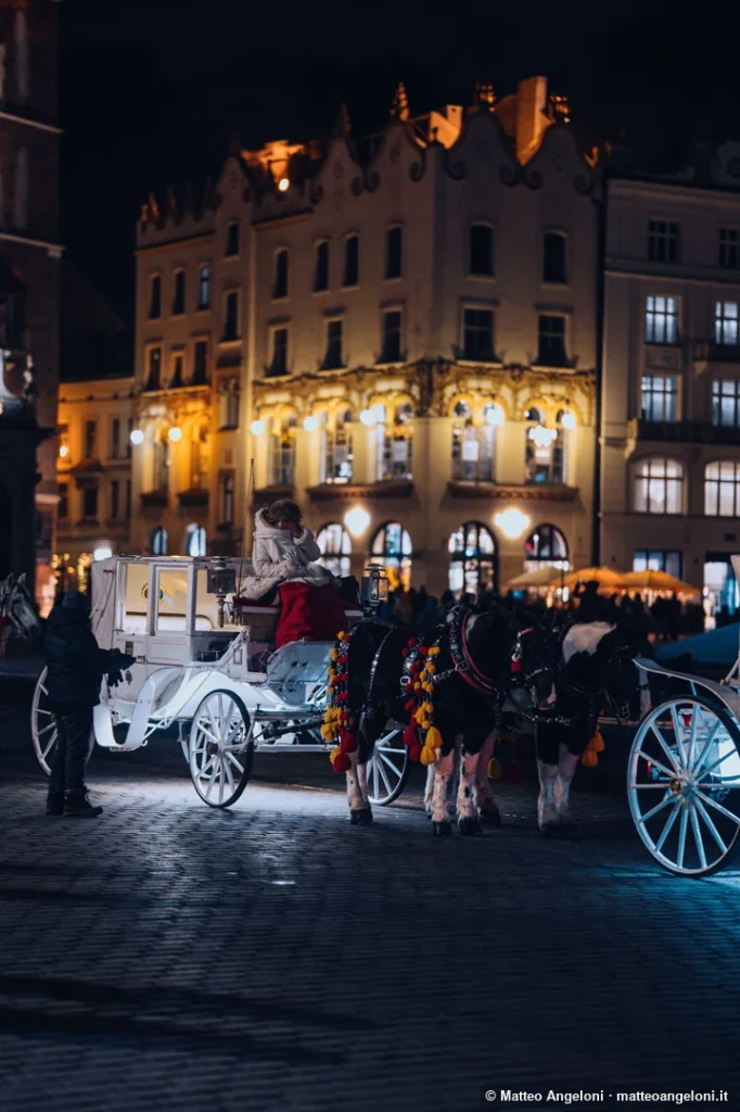 Carrozza trainata da cavalli in Piazza del Mercato a Cracovia