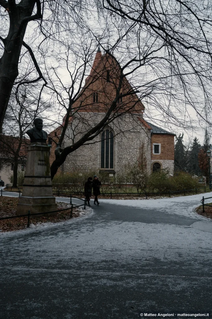 Chiesa lungo i viali innevati del Planty a Cracovia