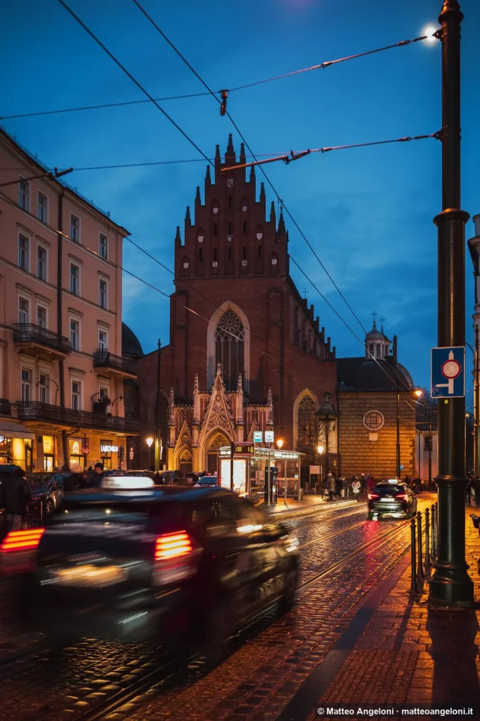 Chiesa e traffico serale nel centro di Cracovia