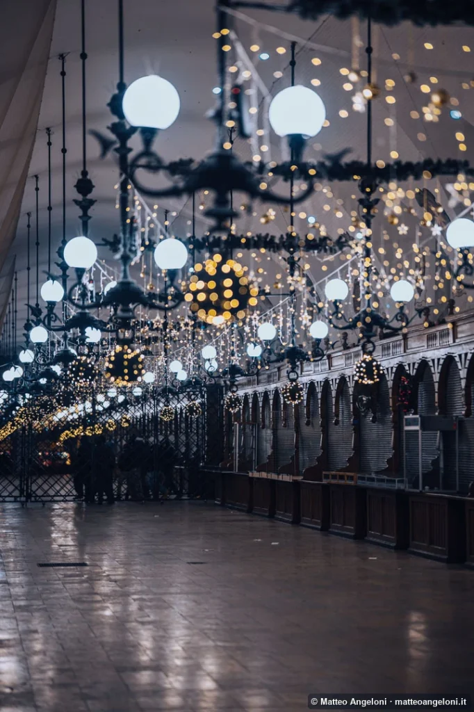 Sukiennice illuminata di notte in Piazza del Mercato a Cracovia