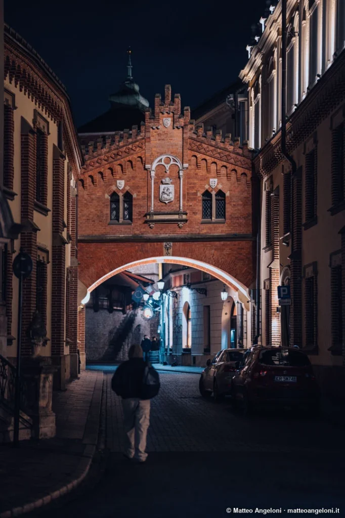 Porta storica di Cracovia illuminata di notte