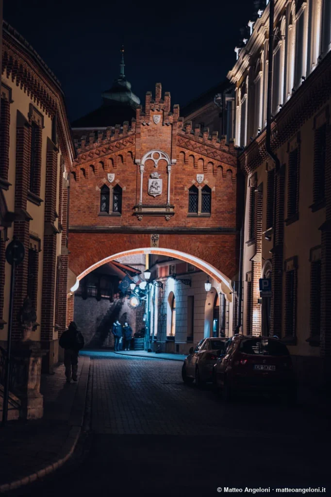 Porta storica di Cracovia tra le luci della sera