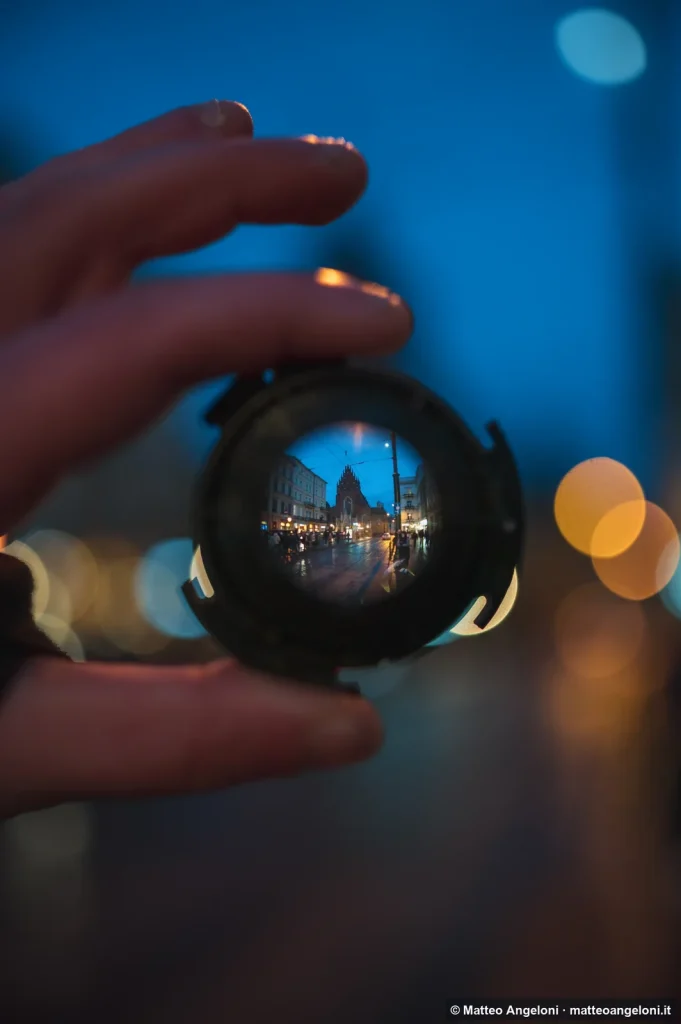 Chiesa di Cracovia riflessa tra le luci della sera