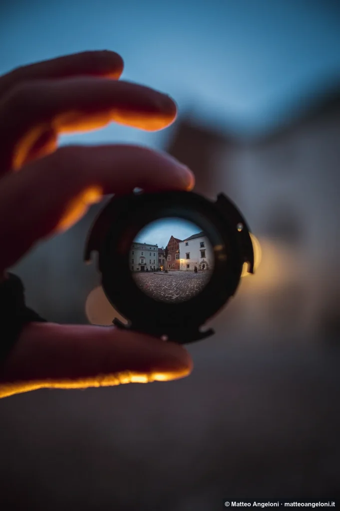 Centro storico di Cracovia riflesso in un obiettivo fotografico