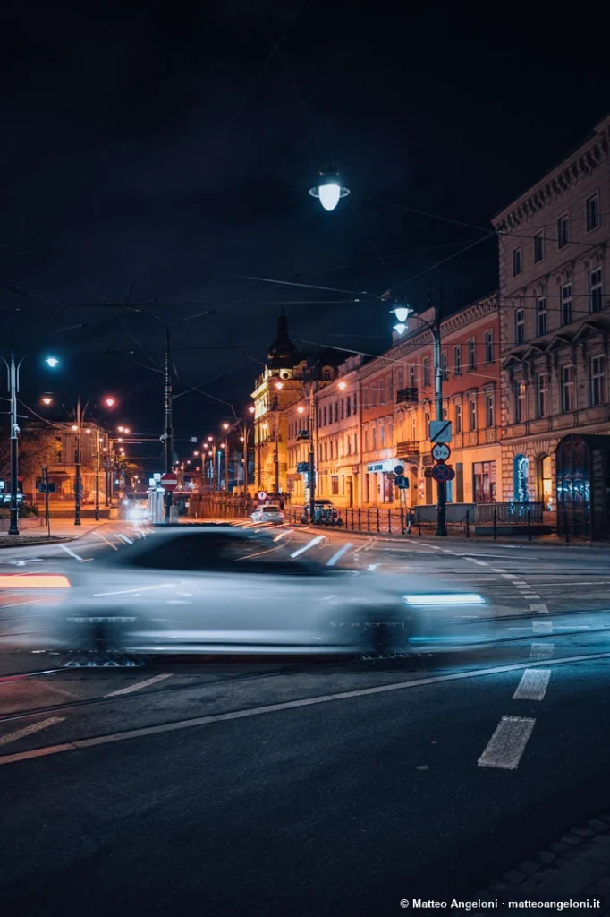 Traffico notturno nelle strade del centro di Cracovia