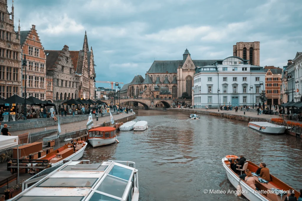 Barche turistiche nel canale tra i palazzi storici di Gand