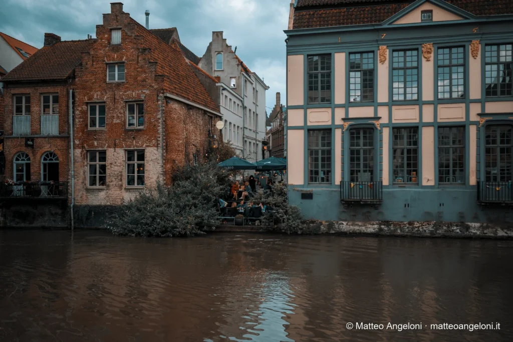 Case colorate e storiche riflesse in un canale di Gand