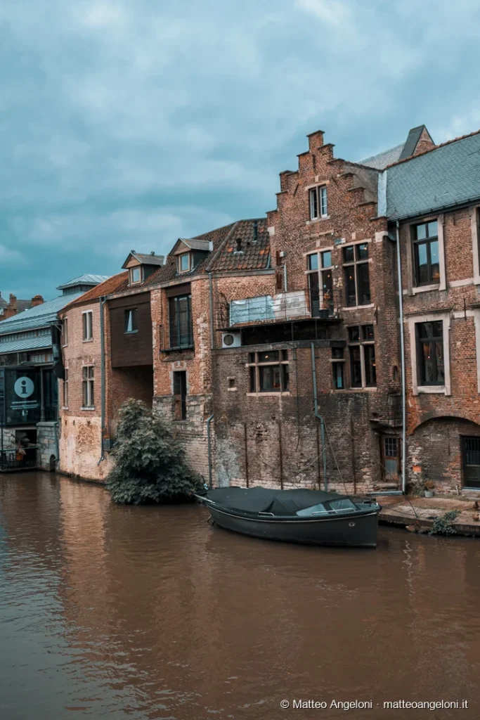 Case storiche in mattoni affacciate su un canale di Gand