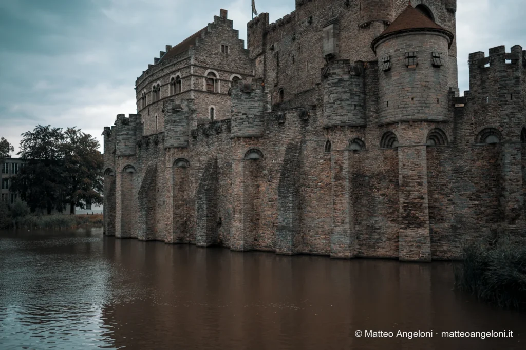Castello dei Conti di Fiandra Gravensteen visto dal canale di Gand
