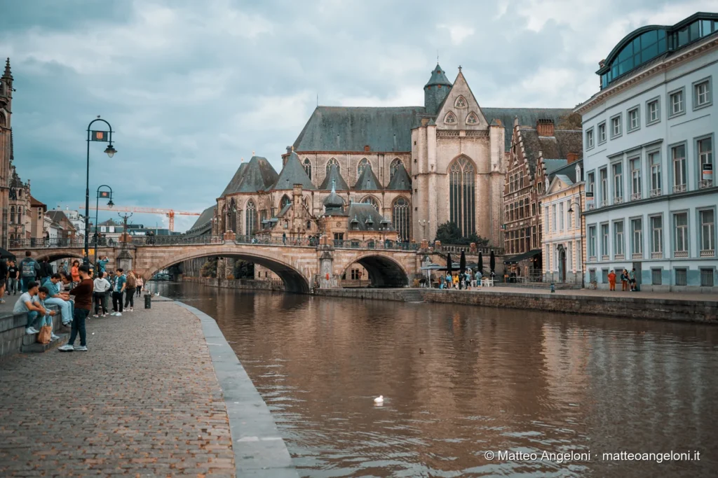 Chiesa storica e ponte affacciati sul canale di Gand