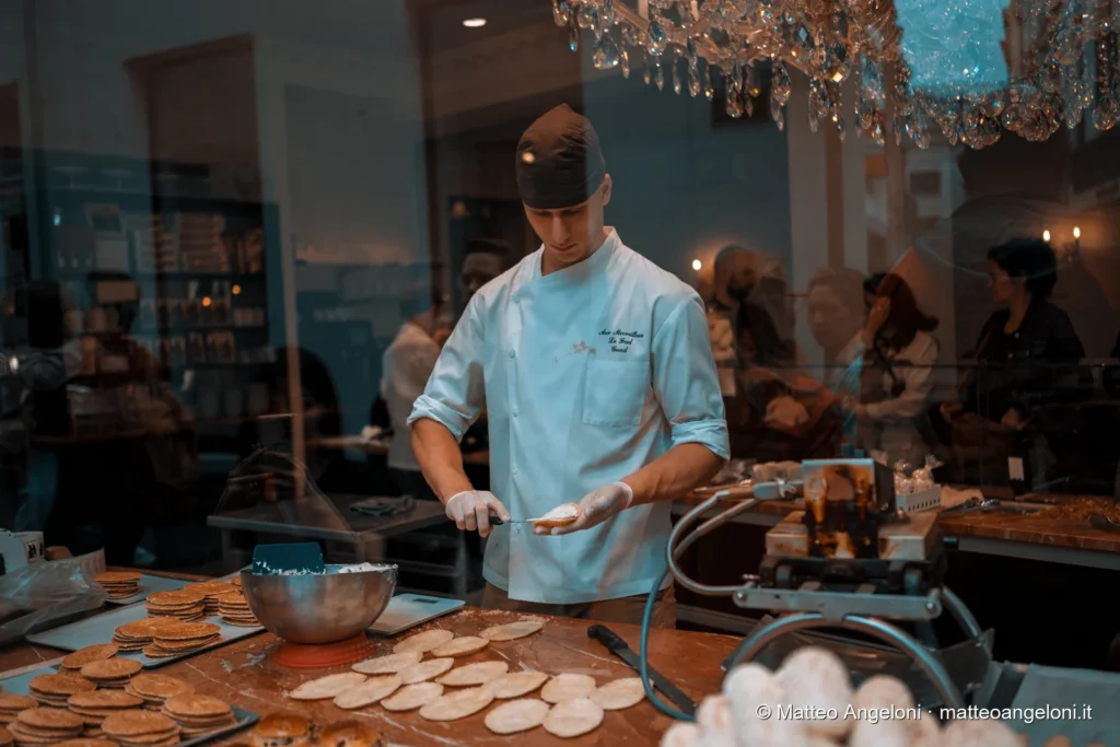 Cioccolatiere al lavoro in una vetrina del centro di Gand