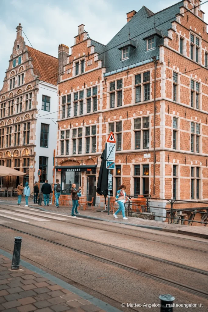 Palazzi fiamminghi in mattoni lungo una strada del centro di Gand