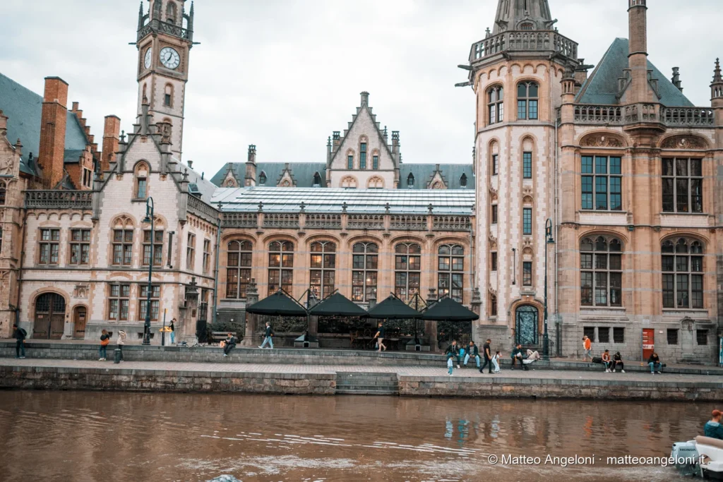 Palazzo storico con torre affacciato sul canale di Gand