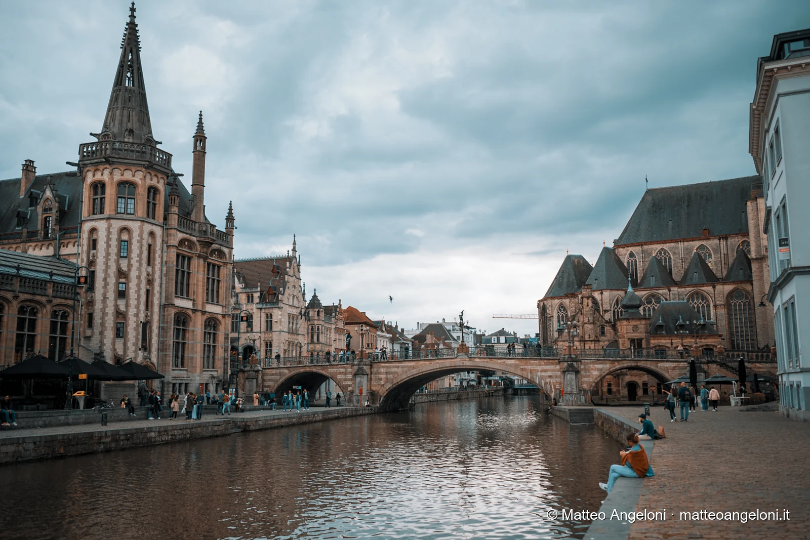 Canale, ponte e palazzi storici nel centro di Gand