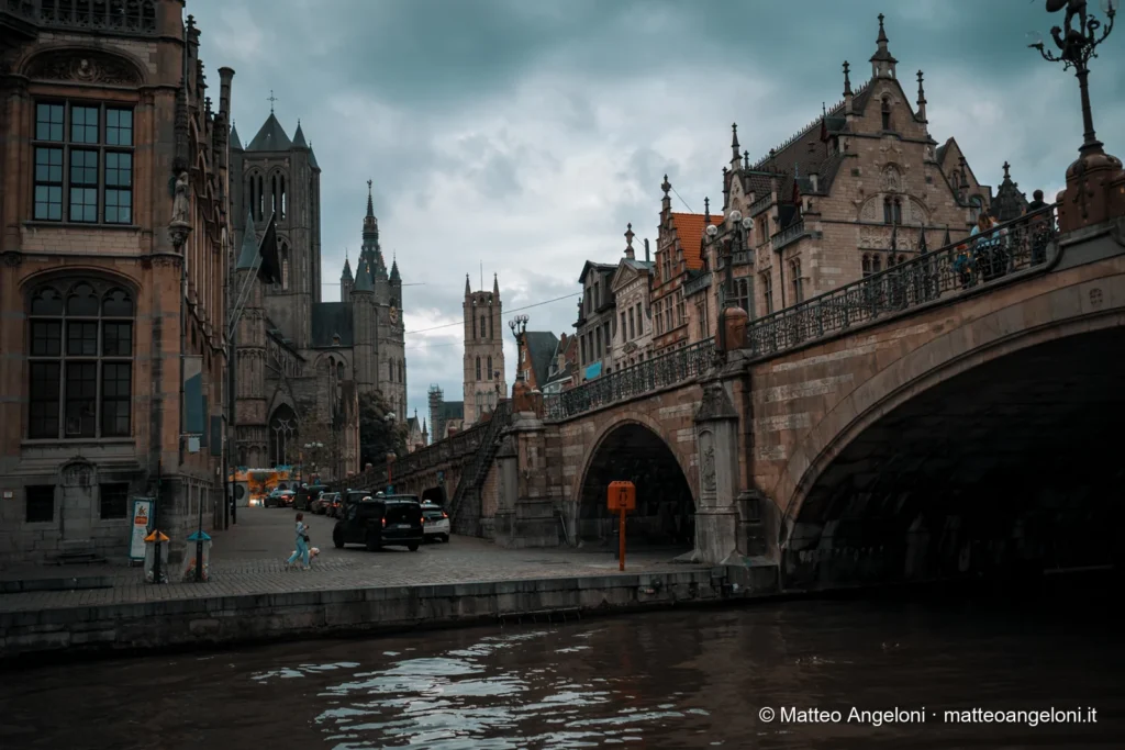Ponte, torri e palazzi storici lungo il canale di Gand