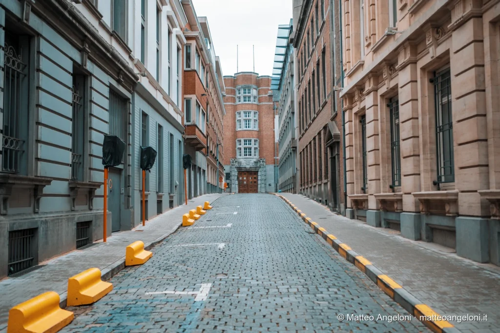 Strada acciottolata tra edifici storici nel centro di Gand