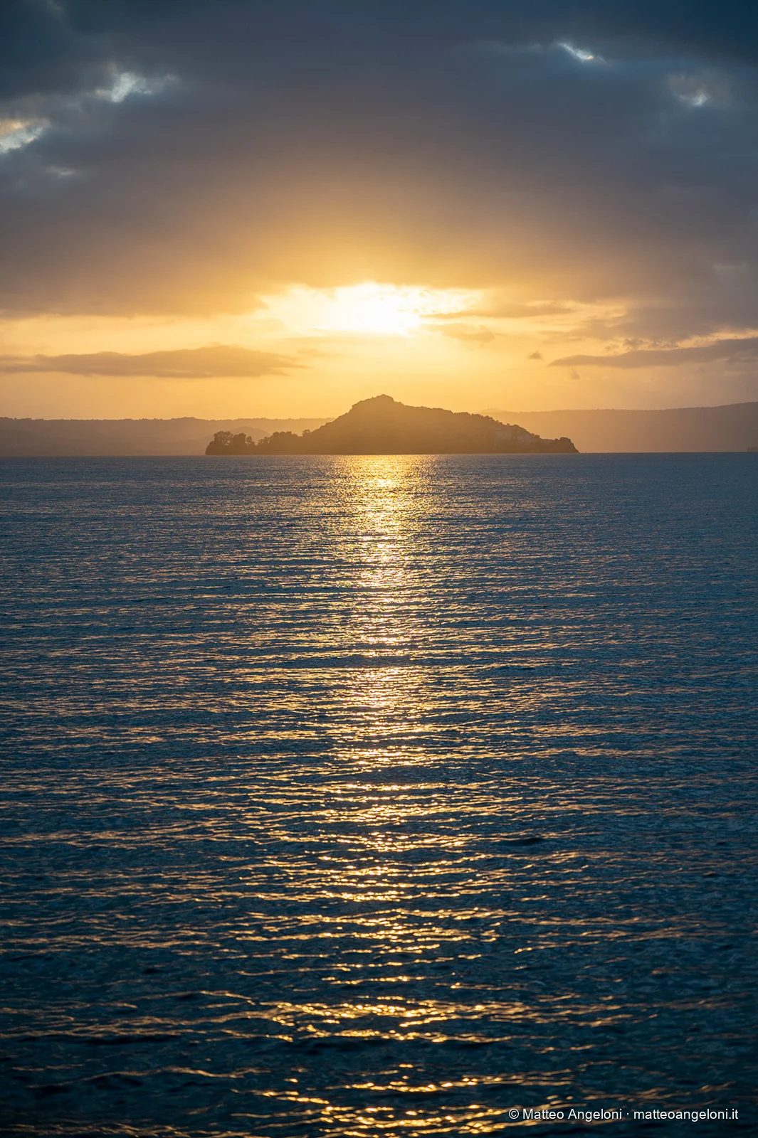 Luce dorata del tramonto sul Lago di Bolsena