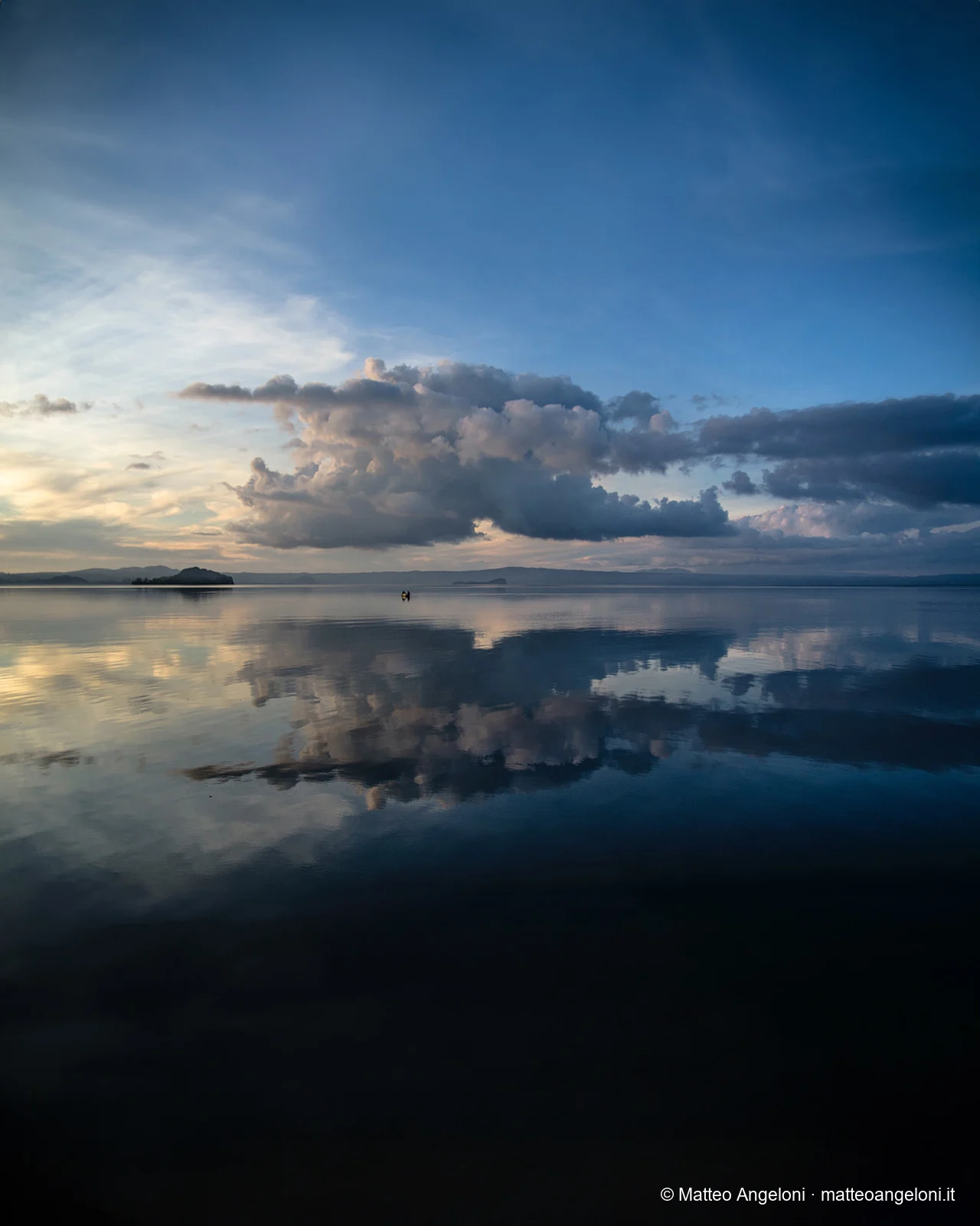 Lago di Bolsena tra isole, borghi e riflessi