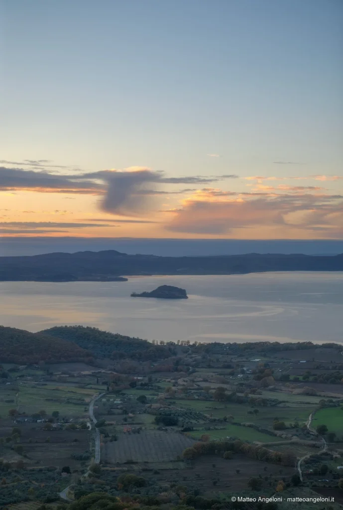 Panorama del Lago di Bolsena con un'isola al centro