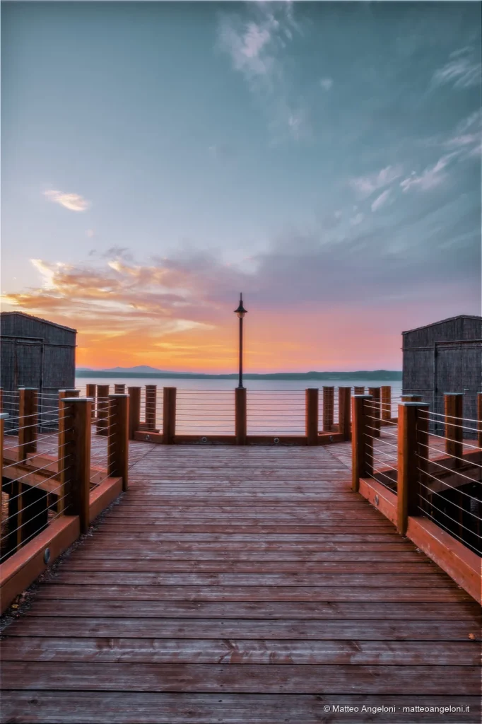 Pontile in legno affacciato sul Lago di Bolsena al tramonto
