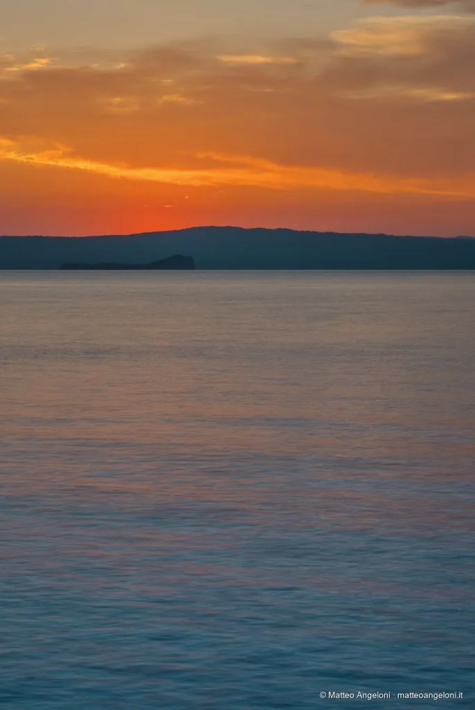 Tramonto arancione sulle acque del Lago di Bolsena
