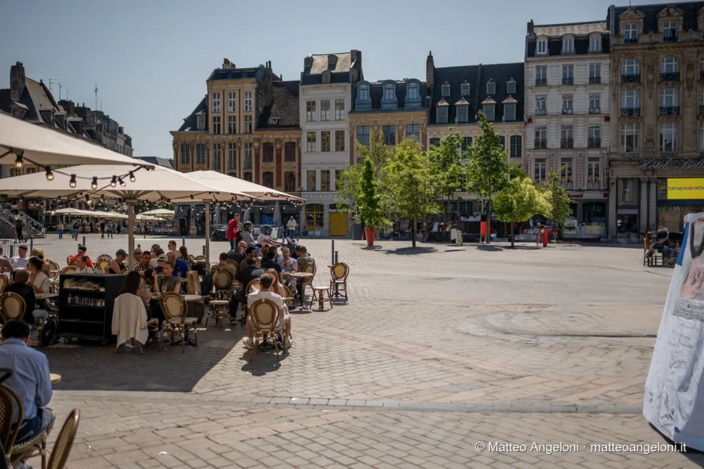 Caffè all'aperto e palazzi storici nella Grand Place di Lille