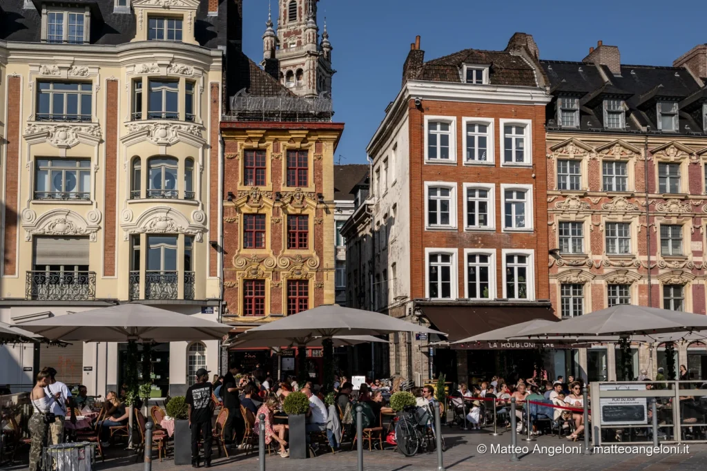 Facciate fiamminghe colorate e caffè nel centro di Lille
