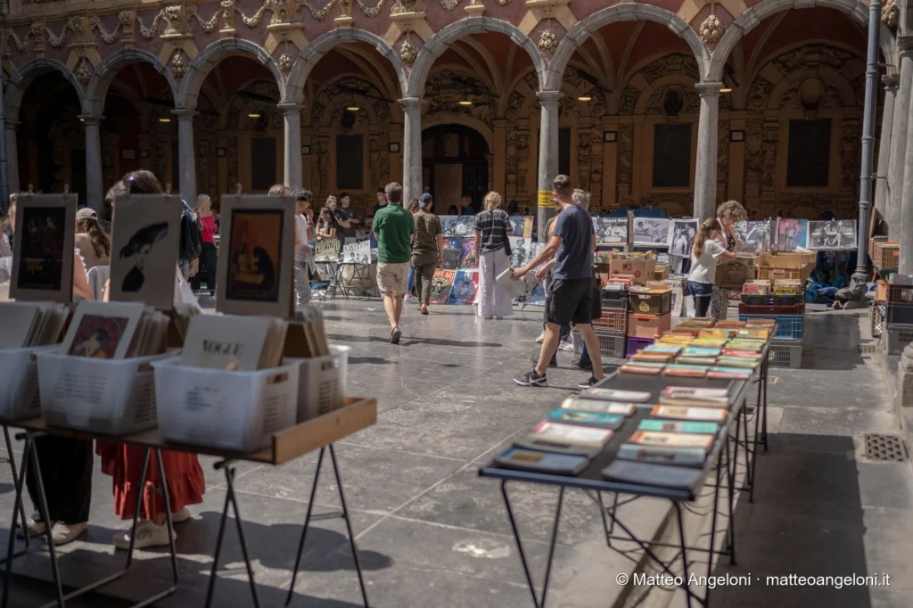 Mercatino di libri nel cortile della Vieille Bourse di Lille