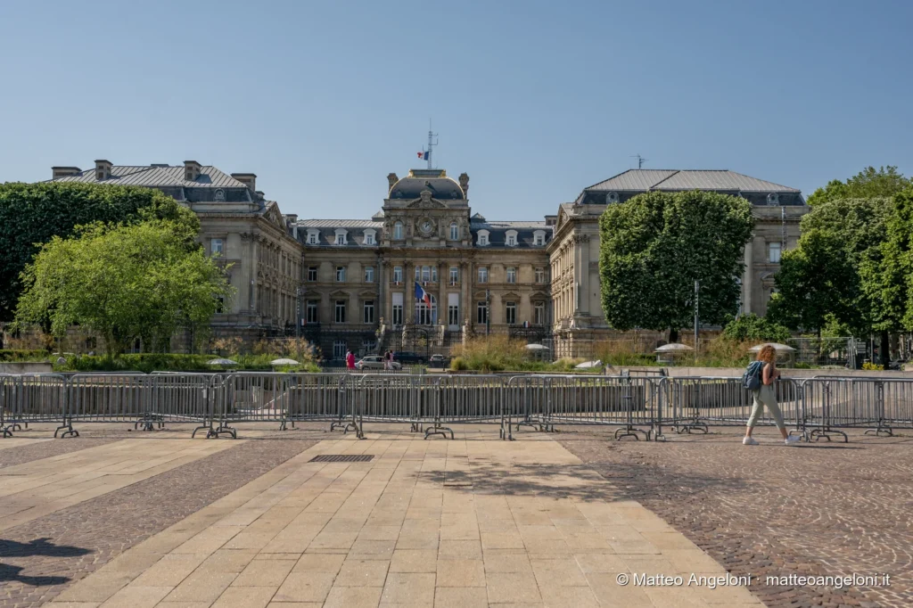 Palazzo istituzionale di Lille affacciato sulla piazza alberata