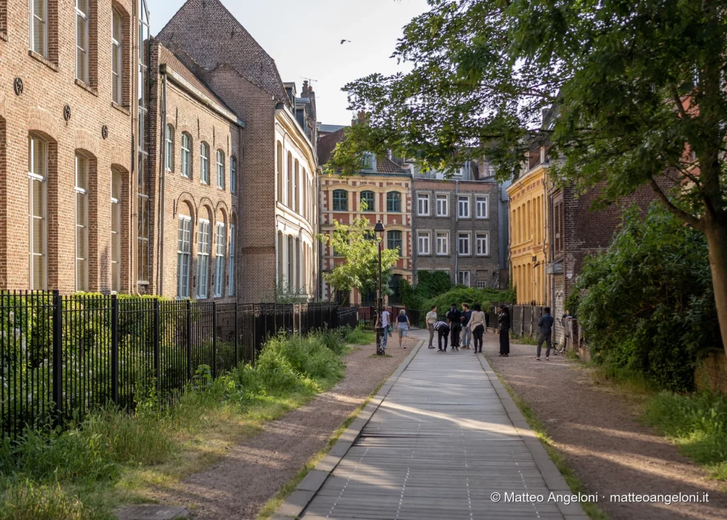 Passeggiata tra edifici storici in mattoni nel centro di Lille