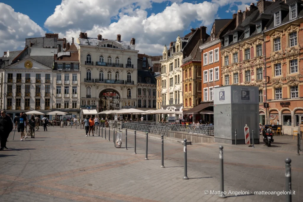 Piazza del centro storico di Lille con palazzi fiamminghi