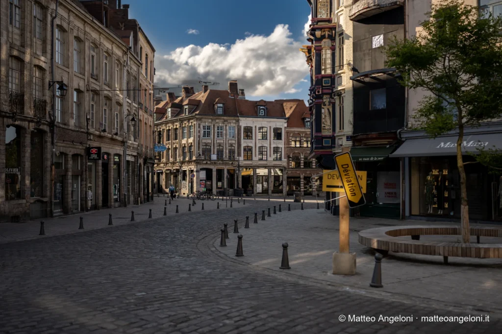 Strada acciottolata e palazzi storici nel centro di Lille