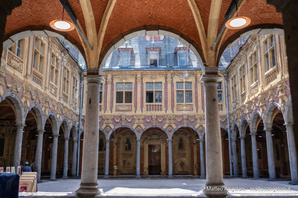 Cortile porticato della Vieille Bourse di Lille