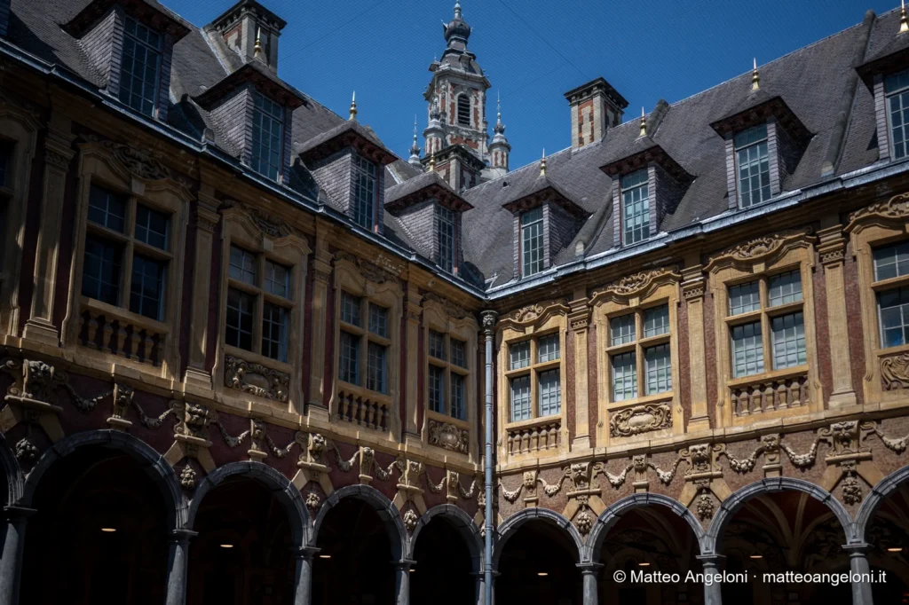 Facciate ornate e campanile della Vieille Bourse di Lille