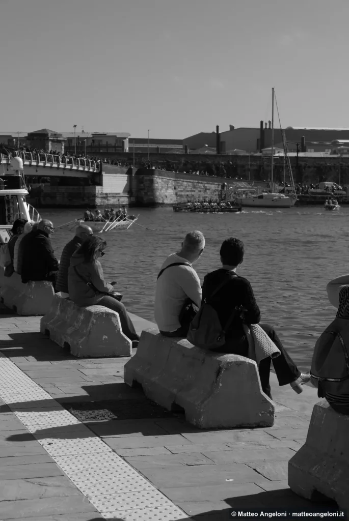 Persona in attesa sul porto di Livorno
