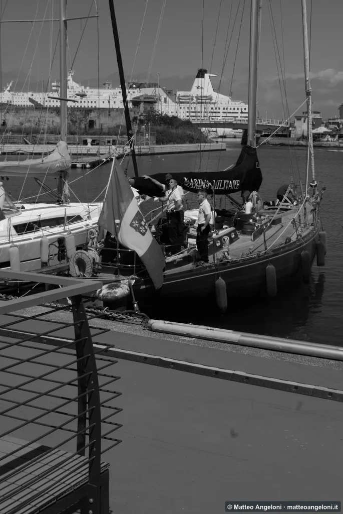 Barca ormeggiata nella darsena di Livorno