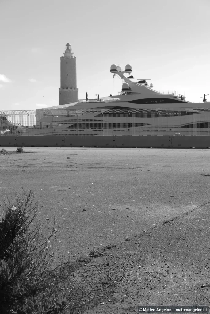 Faro e costa osservati dal porto di Livorno