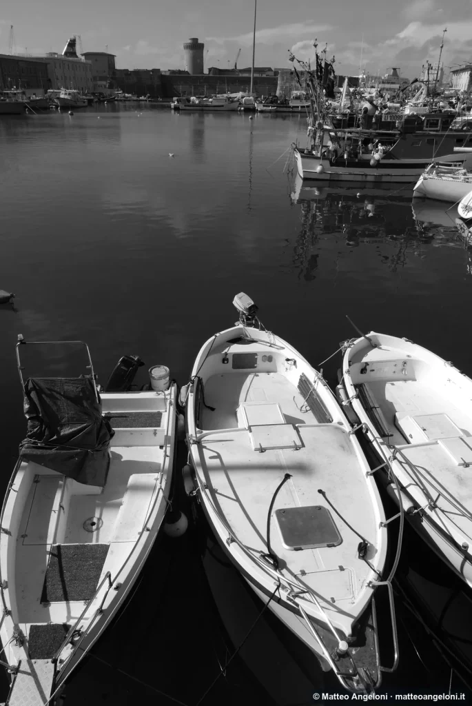 Geometrie di barche e ormeggi nel porto di Livorno