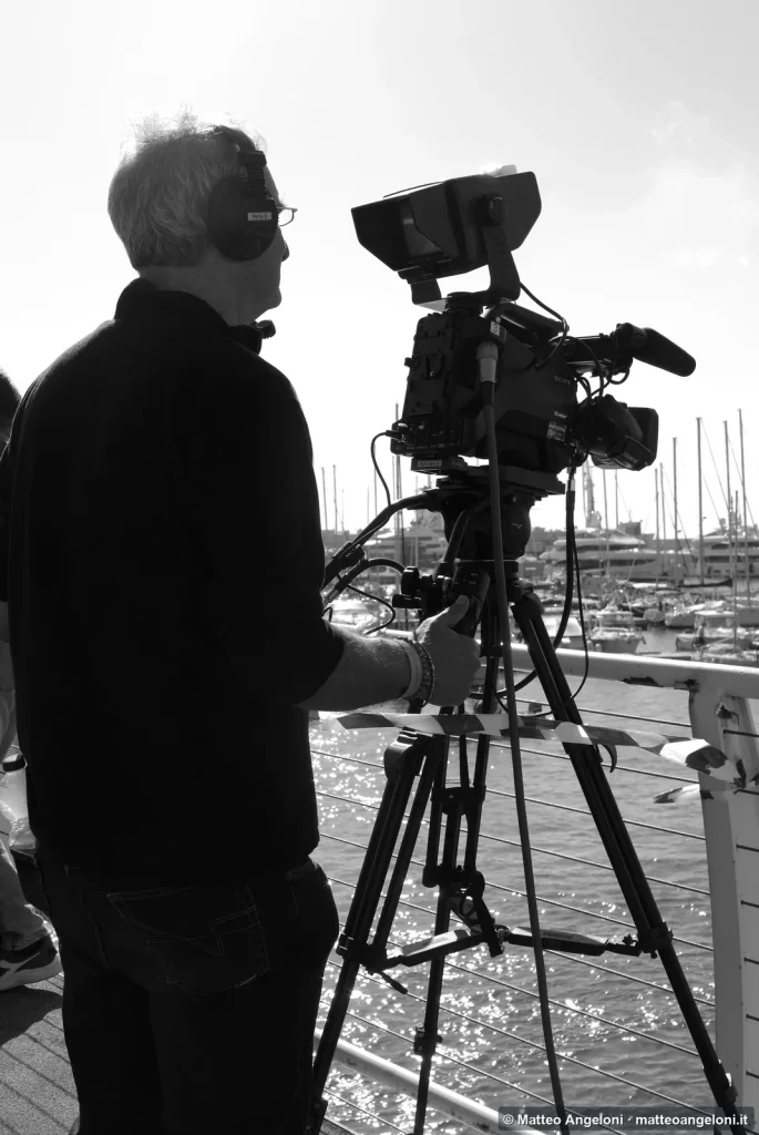 Operatore video al lavoro durante una gara remiera a Livorno