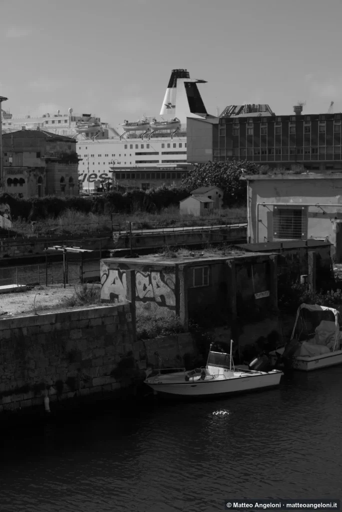 Porto di Livorno con barche e traghetto sullo sfondo