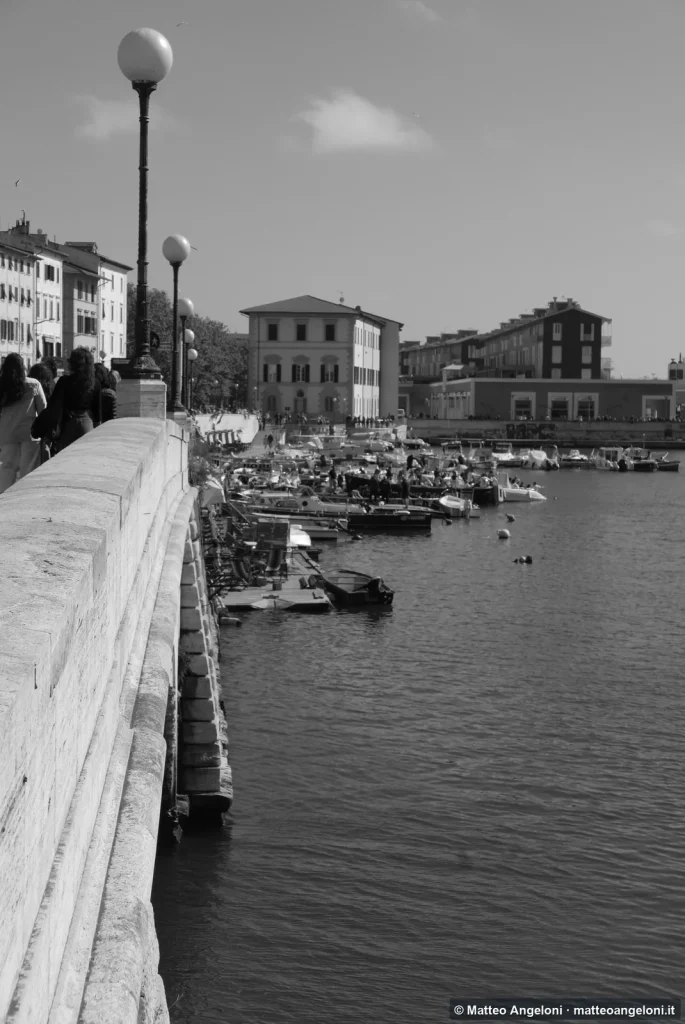 Prospettiva lungo il molo del porto di Livorno