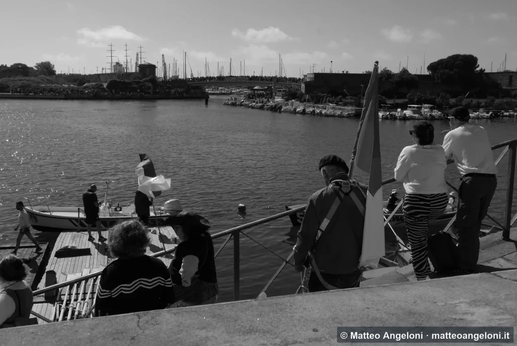 Spettatori affacciati sulla darsena di Livorno